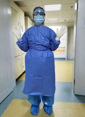 隔著防護服的愛 看不見的臉，看得見的守護